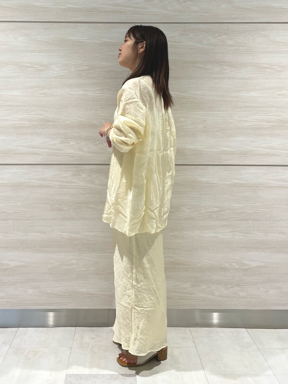 ホワイト系のシャツ/ブラウス、ホワイト系のスカート、ホワイト系のサンダルを着用したレディースの春コーディネートの5枚目の写真