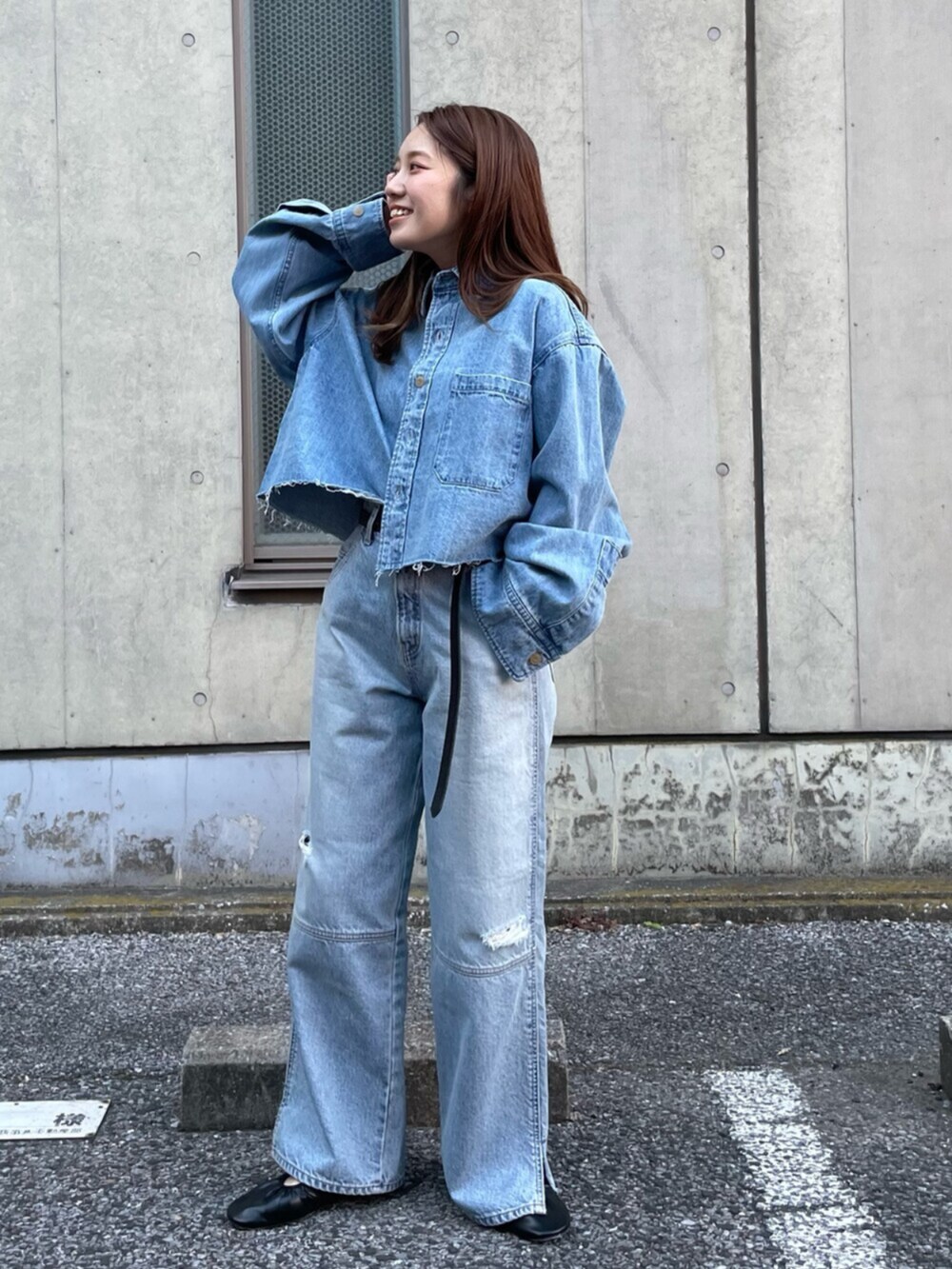 ブルー系のシャツ/ブラウス、ブルー系のデニムパンツ、ブラック系のバレエシューズを着用したレディースの冬コーディネートの4枚目の写真