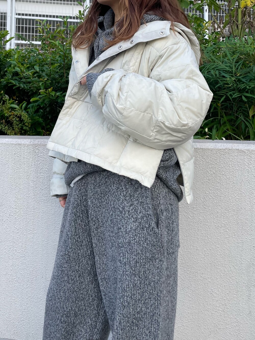 グレー系のブルゾン、グレー系のニット/セーター、ブラウン系のその他パンツを着用したレディースの秋コーディネートの5枚目の写真