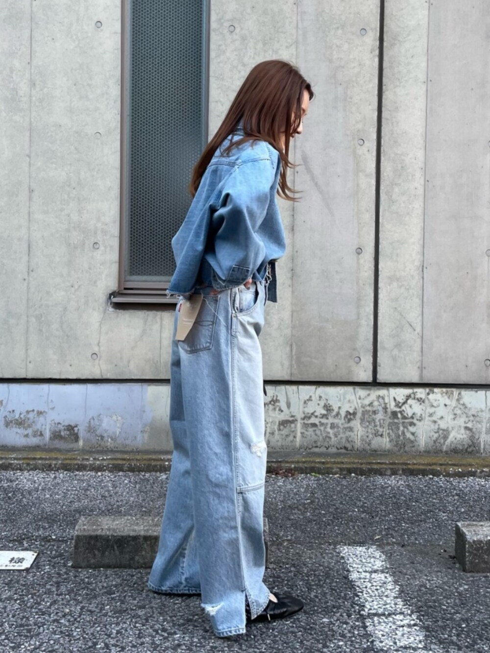 ブルー系のシャツ/ブラウス、ブルー系のデニムパンツ、ブラック系のバレエシューズを着用したレディースの冬コーディネートの5枚目の写真