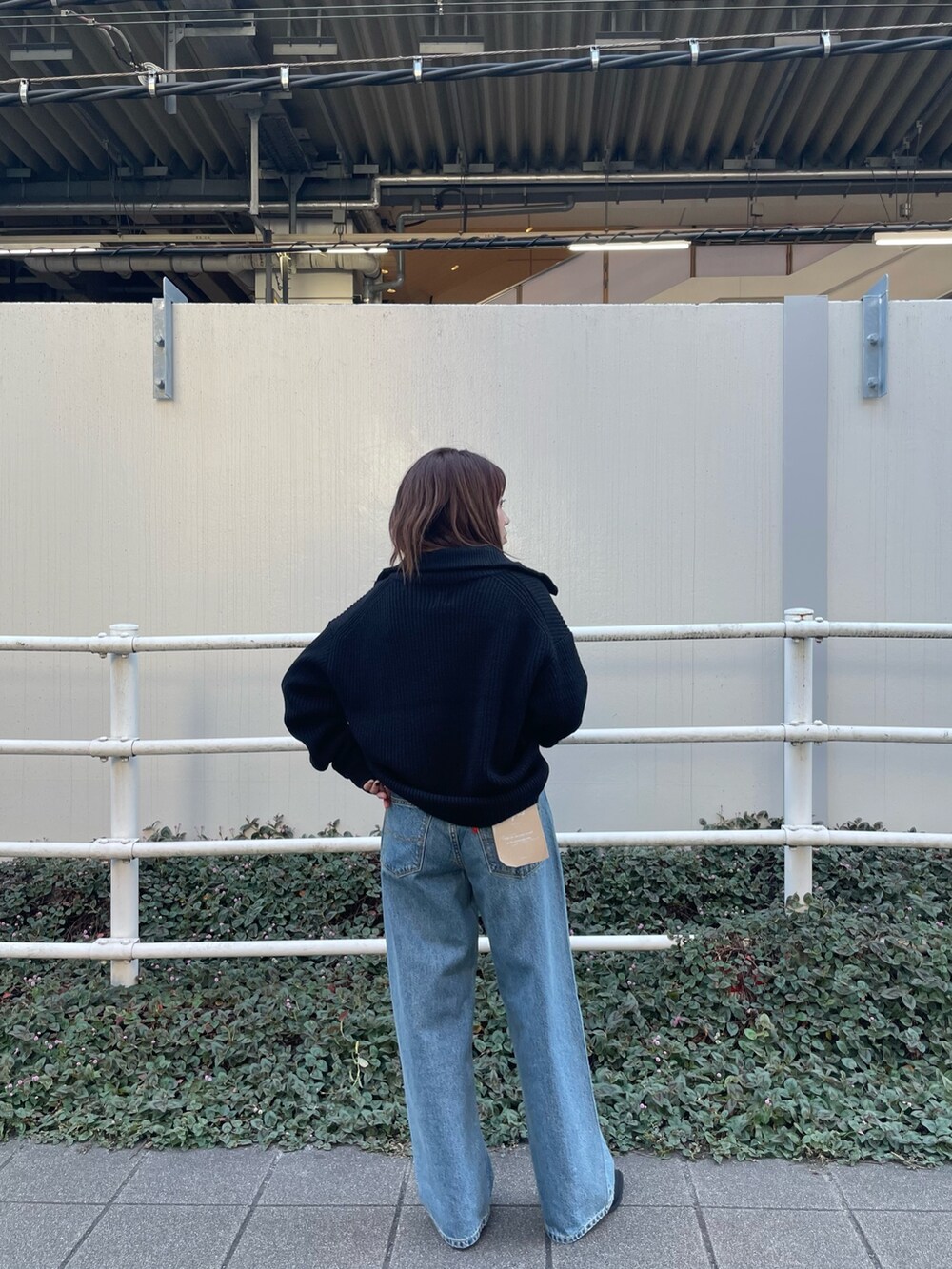 ブラック系のカーディガン/ボレロ、ブラック系のTシャツ/カットソー、ブルー系のデニムパンツを着用したレディースの秋コーディネートの3枚目の写真