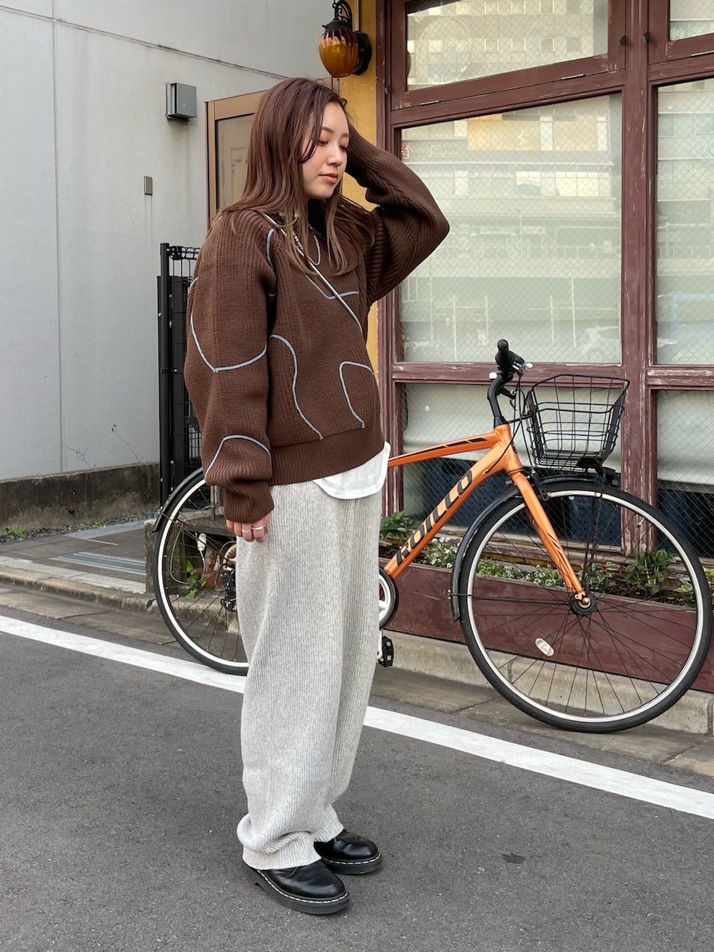 ブラウン系のニット/セーター、グレー系のその他パンツ、ホワイト系のTシャツ/カットソーを着用したレディースの冬コーディネートの3枚目の写真