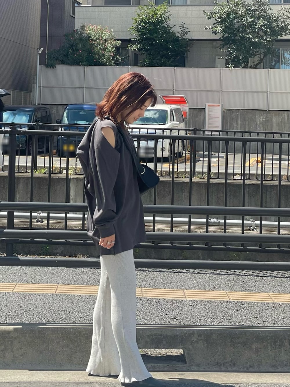 グレー系のTシャツ/カットソー、ブラック系のショルダーバッグ、グレー系のその他パンツを着用したレディースの秋コーディネートの2枚目の写真