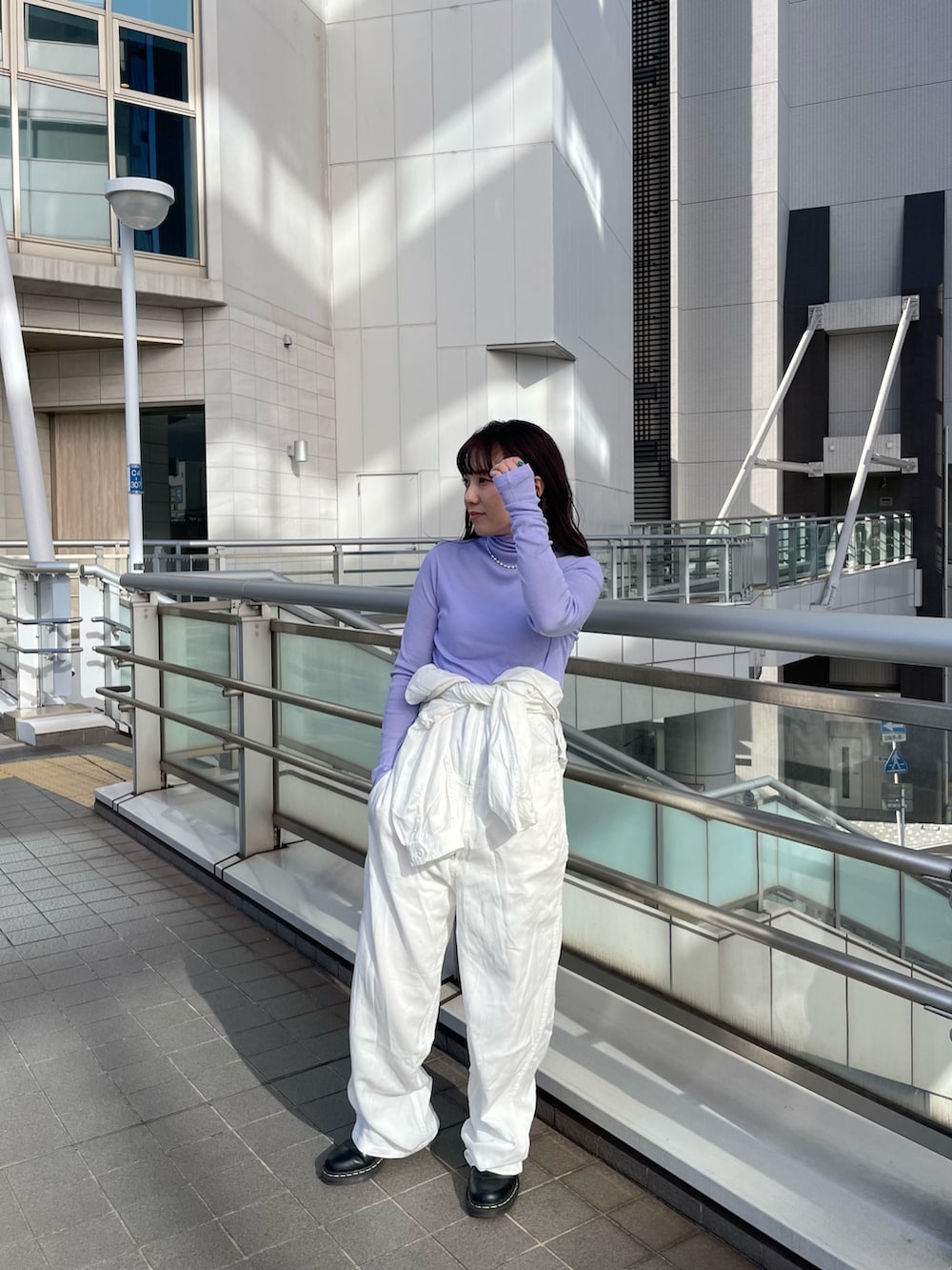 パープル系のTシャツ/カットソー、ホワイト系のつなぎ/オールインワン、グレー系のチェスターコートを着用したレディースの冬コーディネートの2枚目の写真