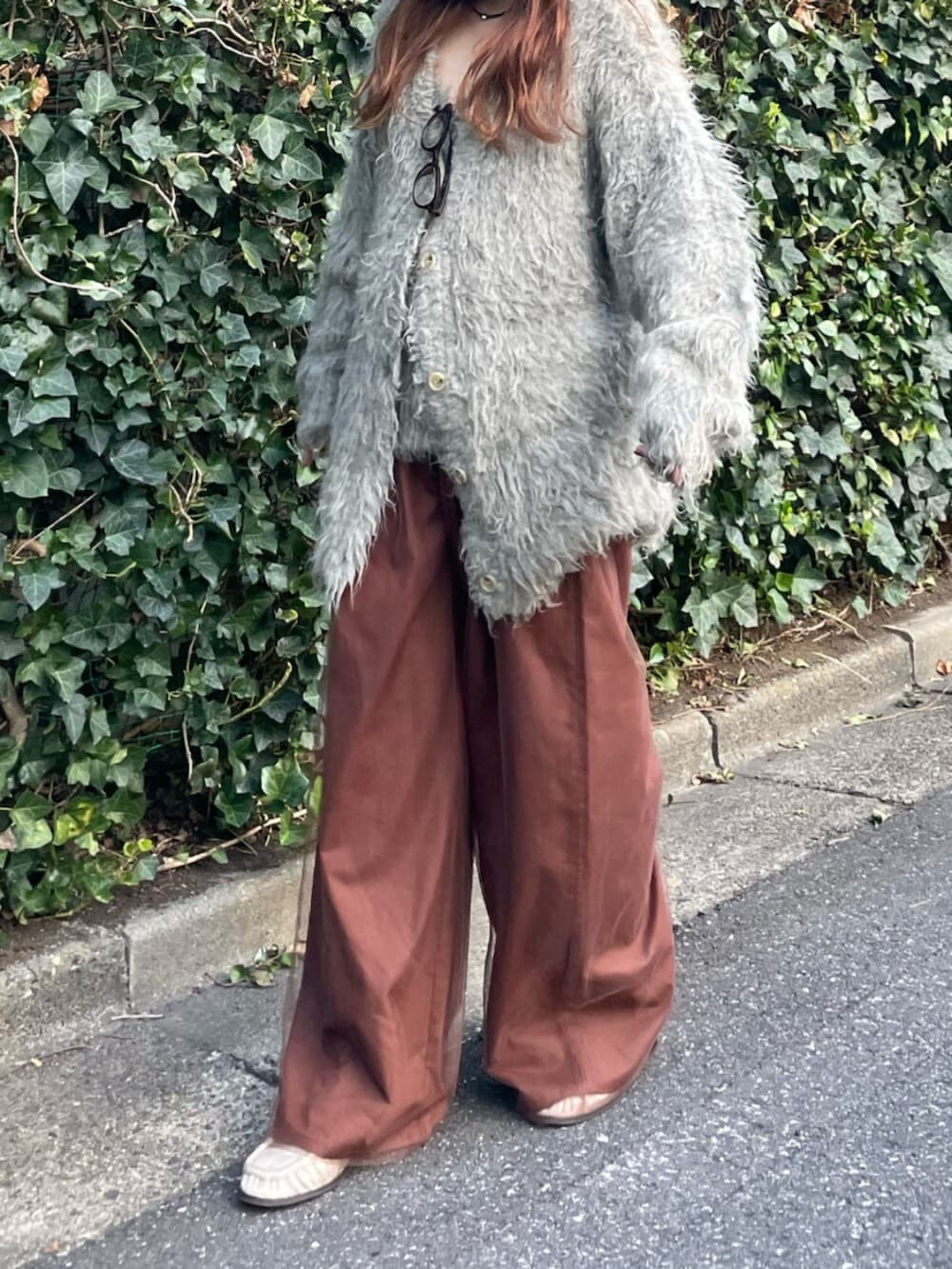 ブラウン系のその他パンツ、グレー系のカーディガン/ボレロを着用したレディースの秋コーディネートの4枚目の写真