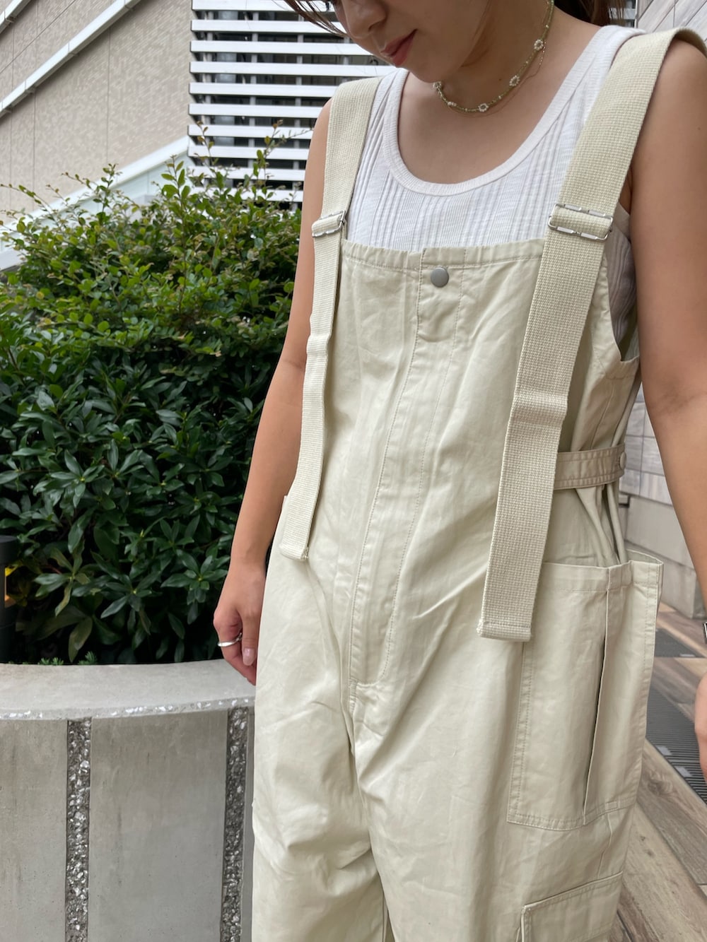ベージュ系のサロペット/オーバーオール、ホワイト系のTシャツ/カットソーを着用したレディースの夏コーディネートの5枚目の写真