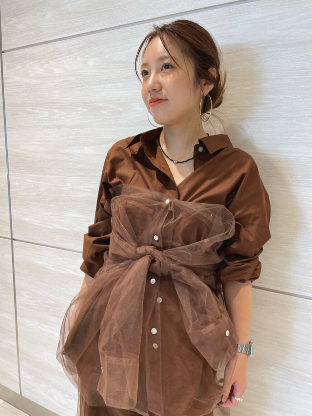 ブラウン系のシャツ/ブラウス、ブラウン系のその他パンツ、ベージュ系のローファーを着用したレディースの夏コーディネートの4枚目の写真