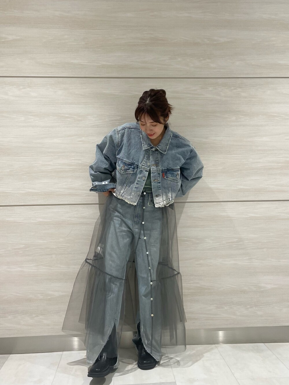 ブルー系のデニムジャケット、ブルー系のデニムパンツ、グレー系のワンピースを着用したレディースの夏コーディネートの3枚目の写真