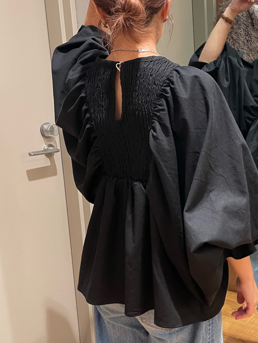 ブラック系のシャツ/ブラウス、ブルー系のデニムパンツ、シルバー系のピアス（両耳用）を着用したレディースの秋コーディネートの2枚目の写真