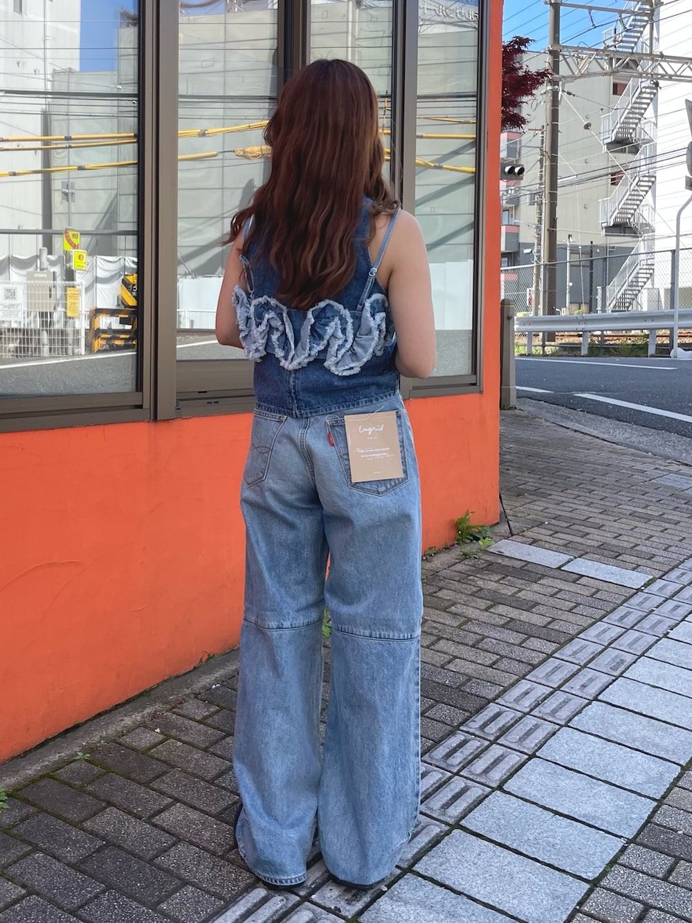 ブルー系のシャツ/ブラウス、ブルー系のキャミソール、ブルー系のデニムパンツを着用したレディースの春コーディネートの3枚目の写真