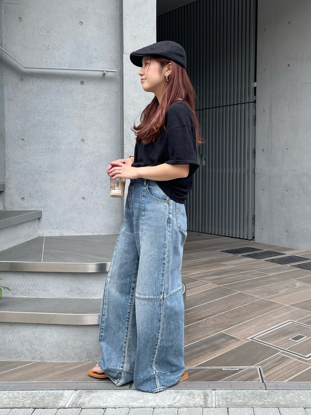 ブラック系のTシャツ/カットソー、ブルー系のデニムパンツ、ブラック系のハンチング/ベレー帽を着用したレディースの夏コーディネートの2枚目の写真