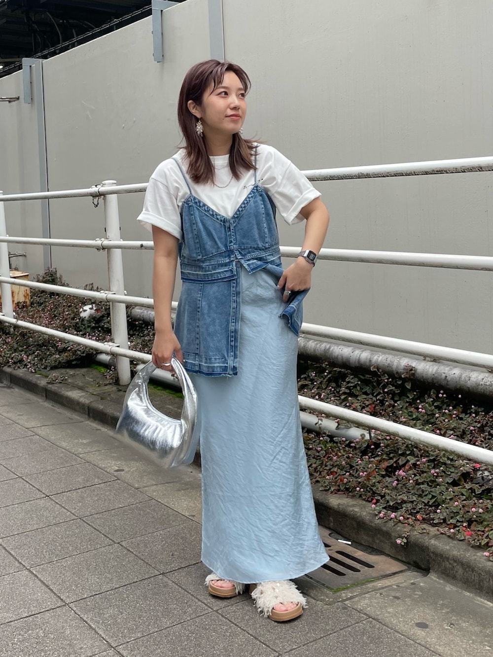 ホワイト系のTシャツ/カットソー、ブルー系のキャミソール、シルバー系のハンドバッグを着用したレディースの春コーディネートの2枚目の写真