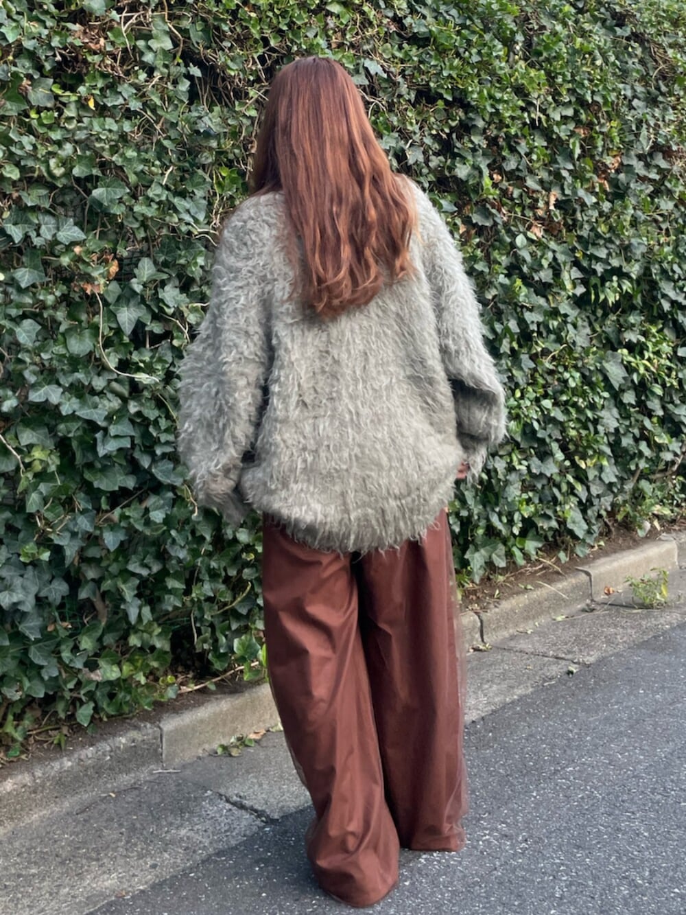 ブラウン系のその他パンツ、グレー系のカーディガン/ボレロを着用したレディースの秋コーディネートの3枚目の写真