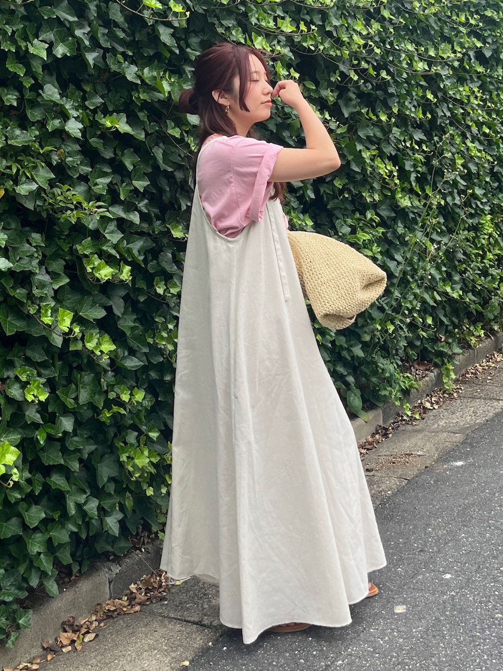 ピンク系のTシャツ/カットソー、ホワイト系のワンピースを着用したレディースの夏コーディネートの2枚目の写真