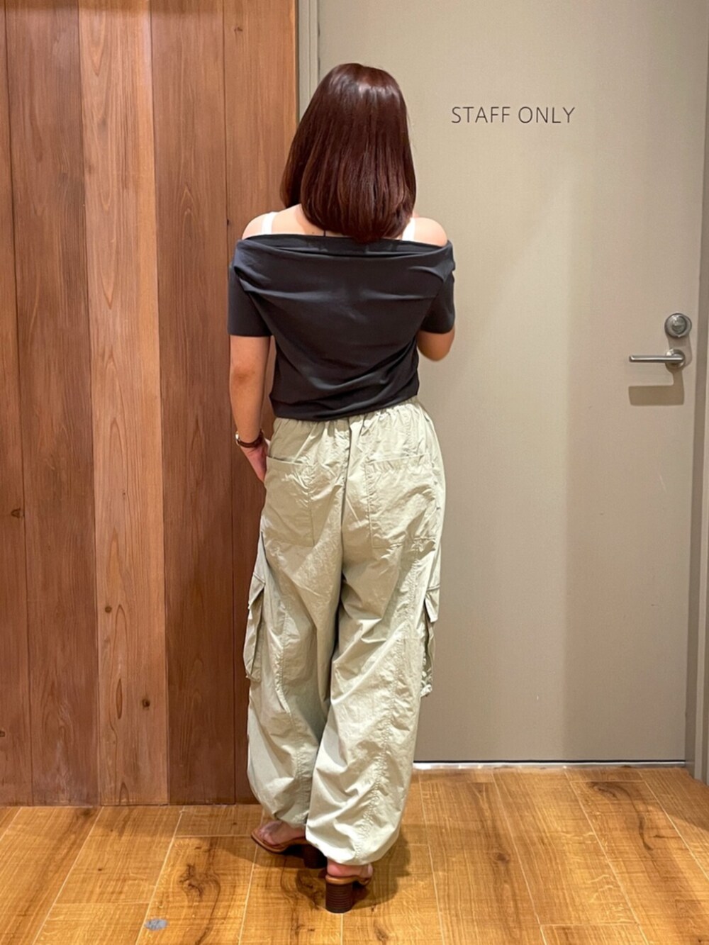 グレー系のTシャツ/カットソー、グリーン系のその他パンツを着用したレディースの夏コーディネートの3枚目の写真