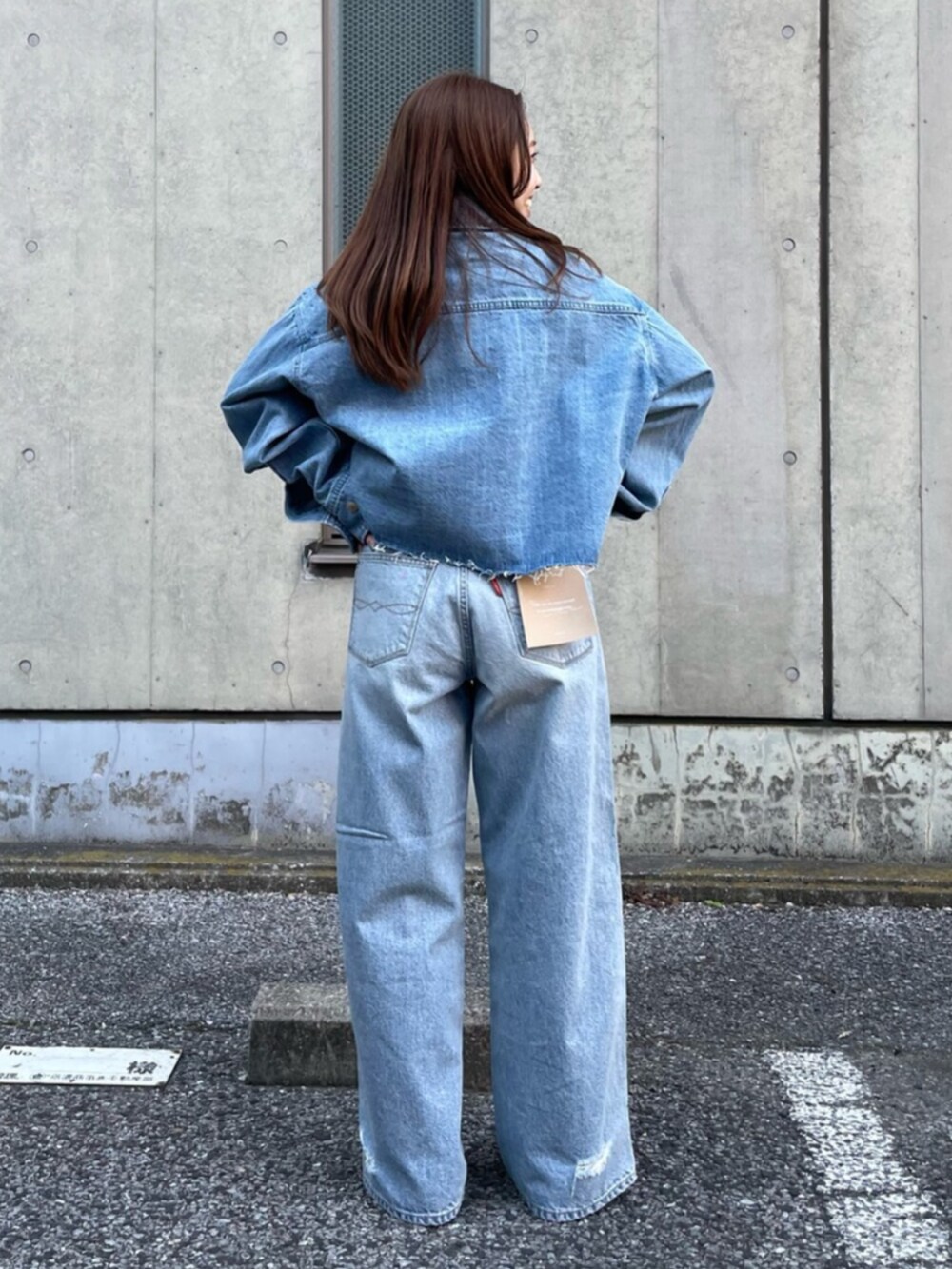 ブルー系のシャツ/ブラウス、ブルー系のデニムパンツ、ブラック系のバレエシューズを着用したレディースの冬コーディネートの3枚目の写真