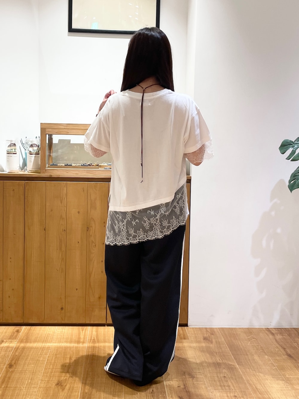 ホワイト系のTシャツ/カットソー、ブルー系のその他パンツ、ホワイト系のパンプスを着用したレディースの夏コーディネートの4枚目の写真