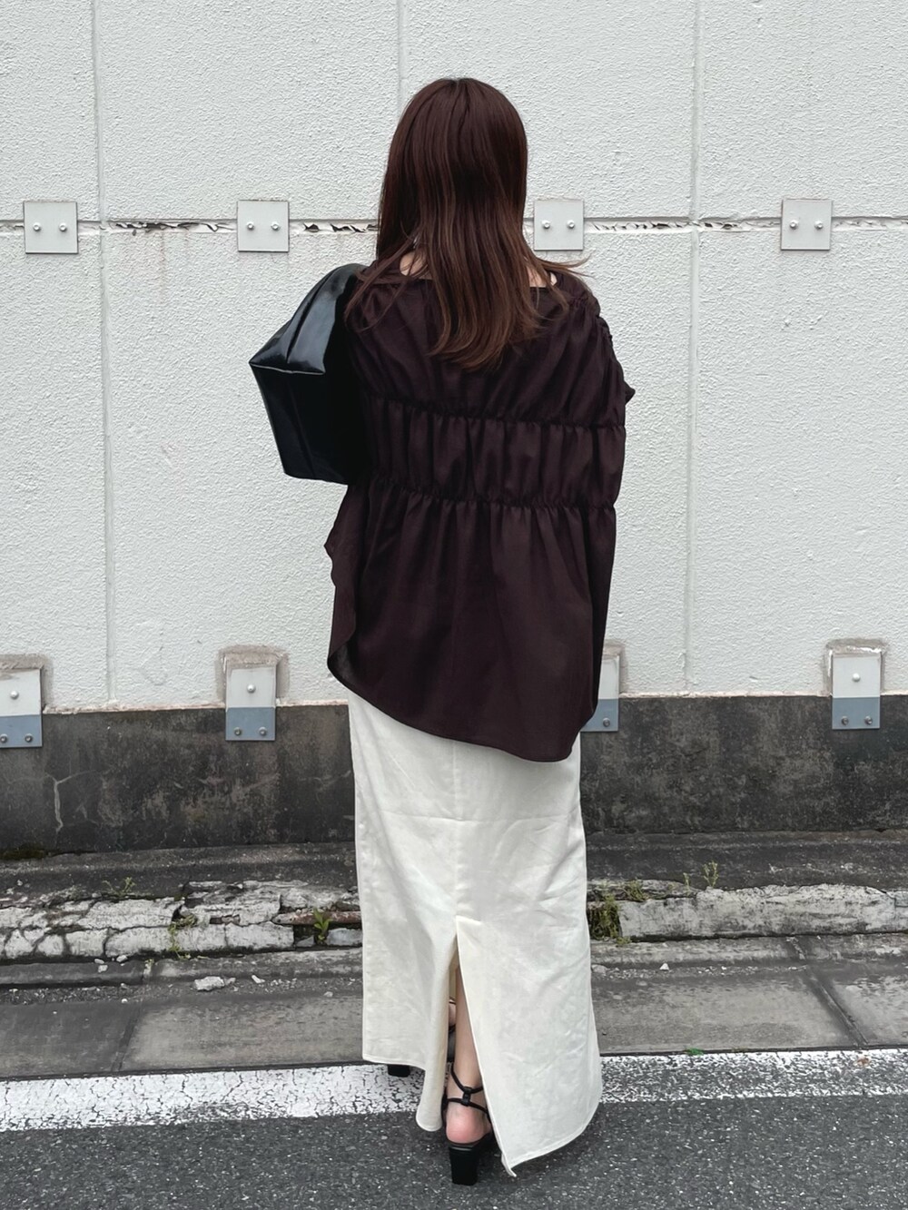 ブラウン系のシャツ/ブラウス、ホワイト系のスカートを着用したレディースの夏コーディネートの3枚目の写真