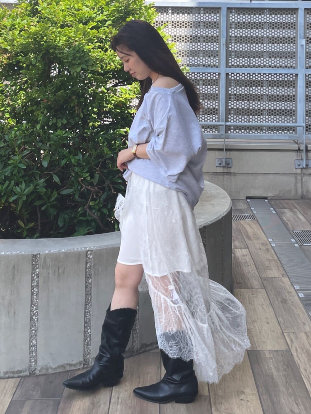 グレー系のTシャツ/カットソー、ホワイト系のスカート、ブラック系のブーツを着用したレディースの夏コーディネートの2枚目の写真