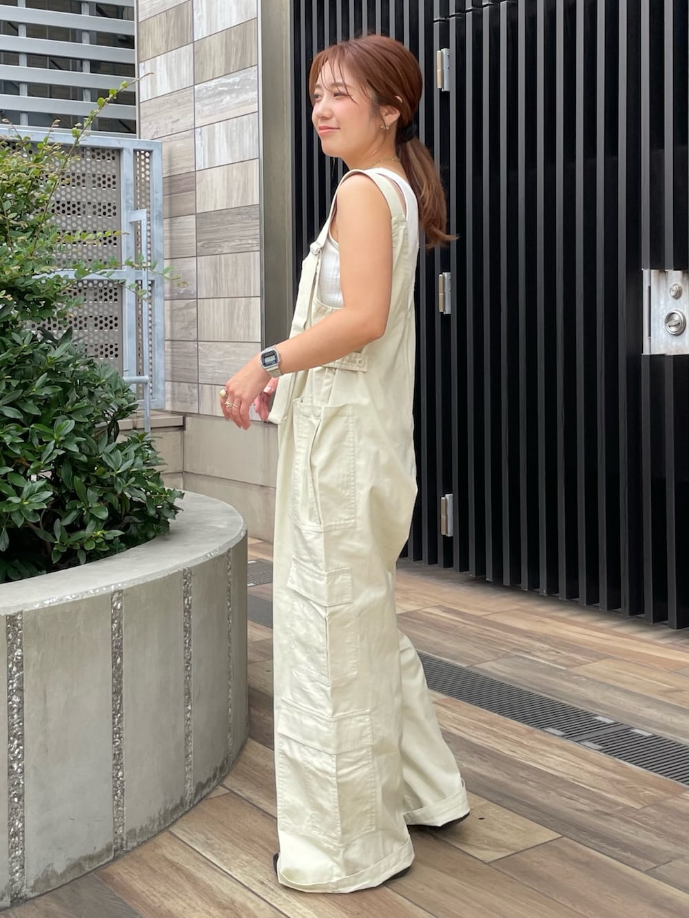 ベージュ系のサロペット/オーバーオール、ホワイト系のTシャツ/カットソーを着用したレディースの夏コーディネートの2枚目の写真