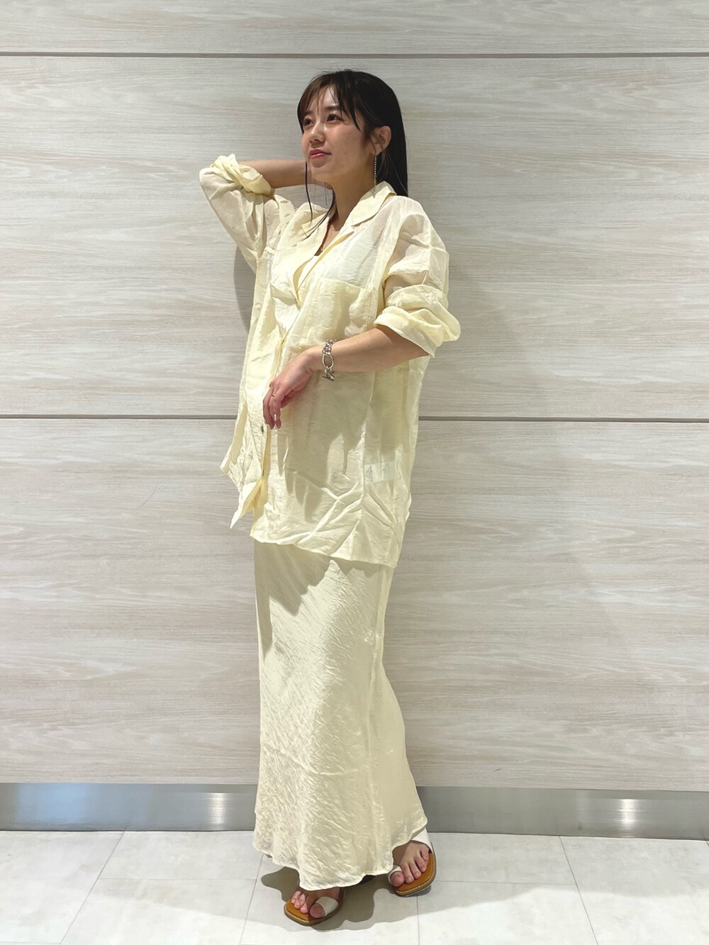 ホワイト系のシャツ/ブラウス、ホワイト系のスカート、ホワイト系のサンダルを着用したレディースの春コーディネートの2枚目の写真