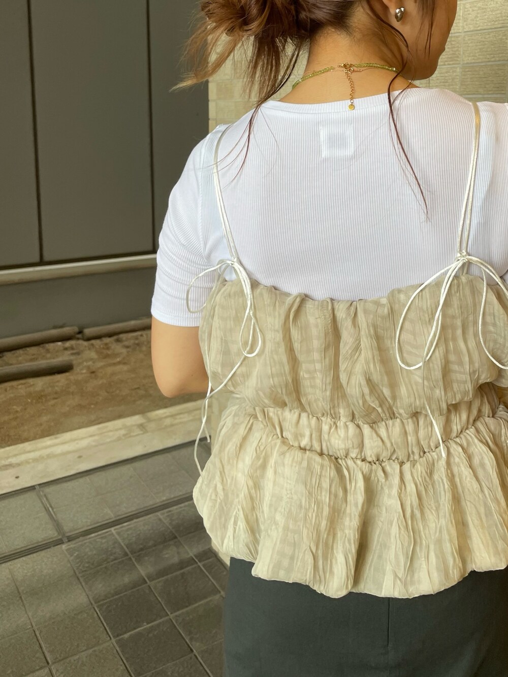 ホワイト系のTシャツ/カットソー、グレー系のスカートを着用したレディースの夏コーディネートの6枚目の写真