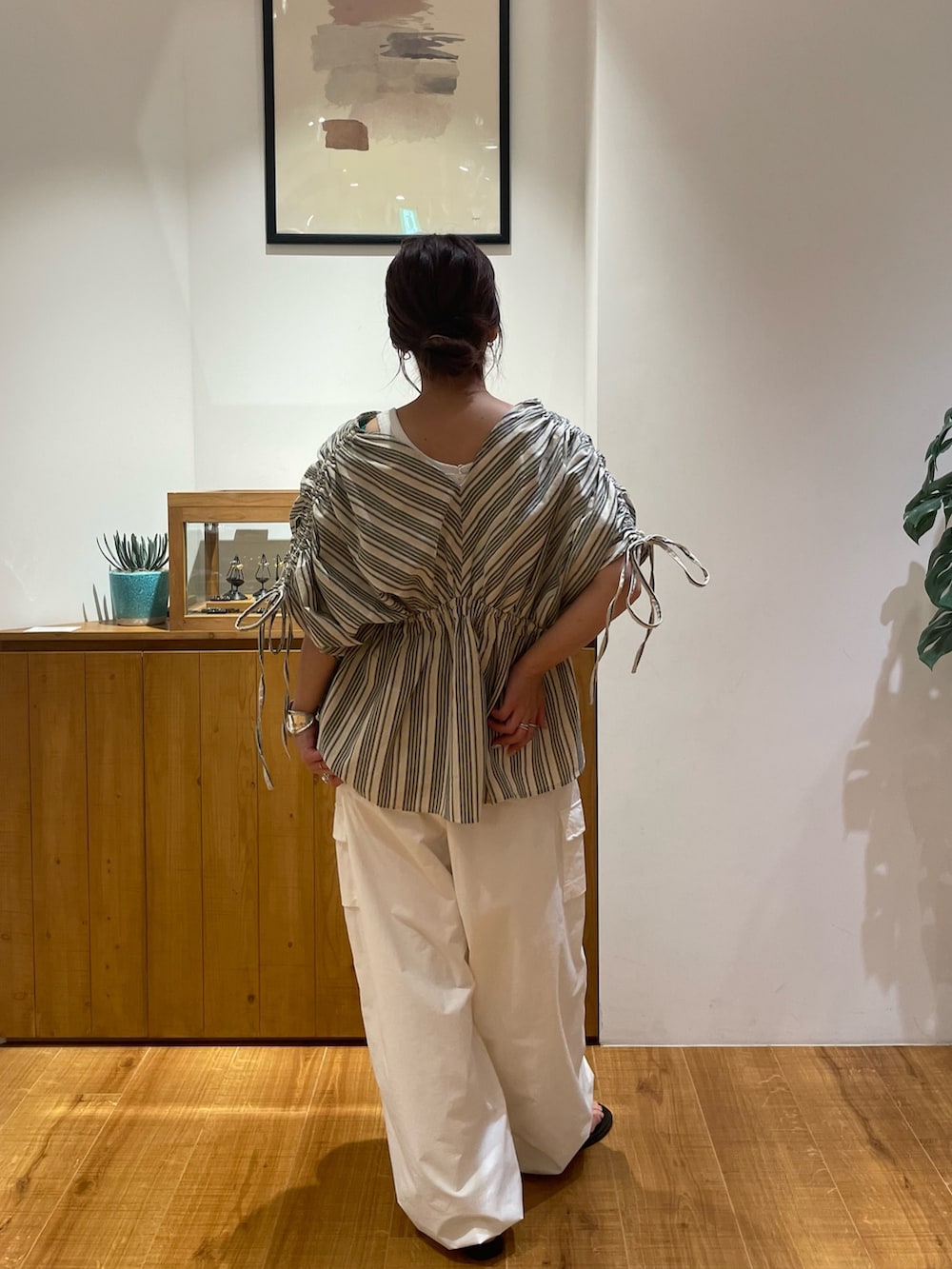 その他のシャツ/ブラウス、ホワイト系のその他パンツを着用したレディースの夏コーディネートの3枚目の写真