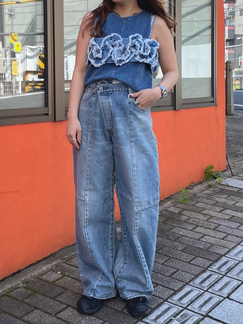 ブルー系のシャツ/ブラウス、ブルー系のキャミソール、ブルー系のデニムパンツを着用したレディースの春コーディネートの4枚目の写真