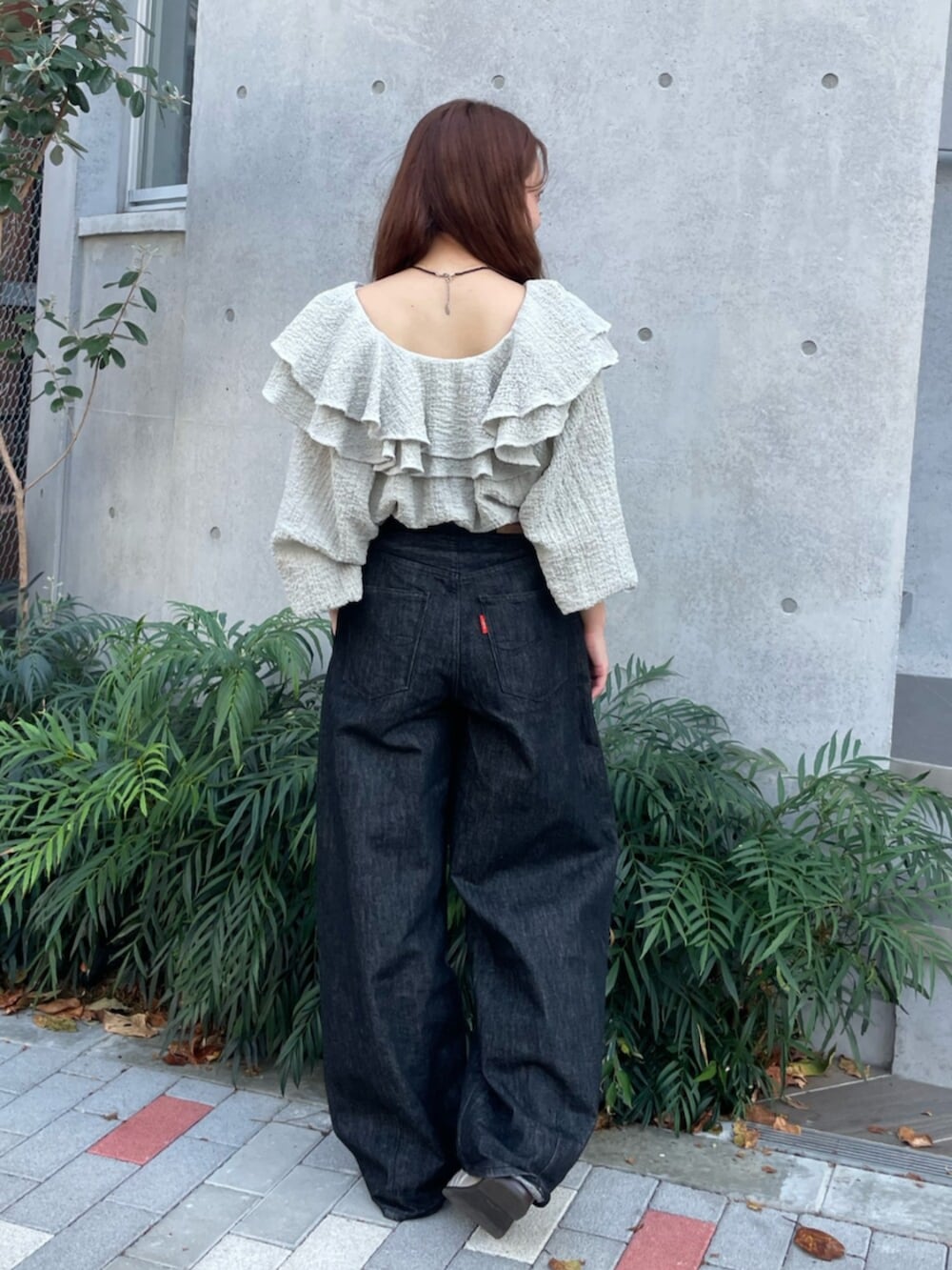 ベージュ系のローファー、ブルー系のシャツ/ブラウス、ブラック系のデニムパンツを着用したレディースの秋コーディネートの3枚目の写真