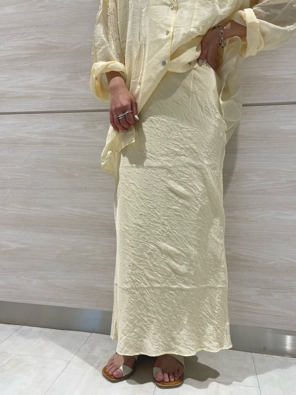 ホワイト系のシャツ/ブラウス、ホワイト系のスカート、ホワイト系のサンダルを着用したレディースの春コーディネートの4枚目の写真