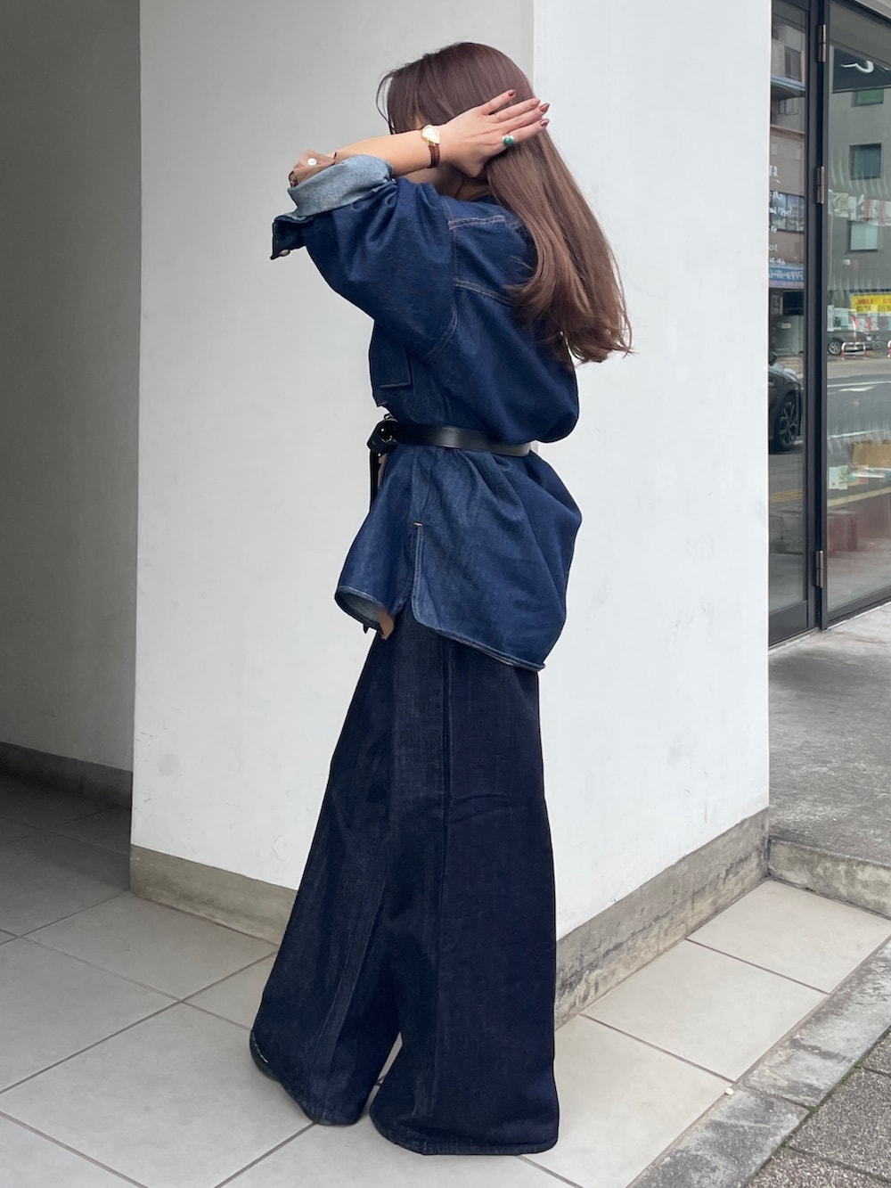 ブルー系のシャツ/ブラウス、ブラウン系のシャツ/ブラウス、レッド系のTシャツ/カットソーを着用したレディースの秋コーディネートの2枚目の写真