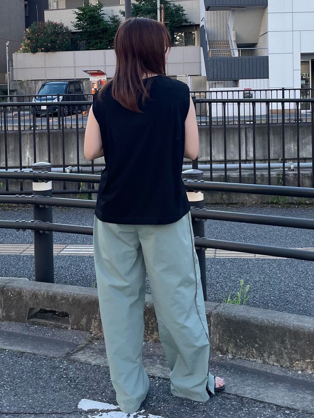グリーン系のその他パンツ、ブラック系のTシャツ/カットソーを着用したレディースの夏コーディネートの3枚目の写真