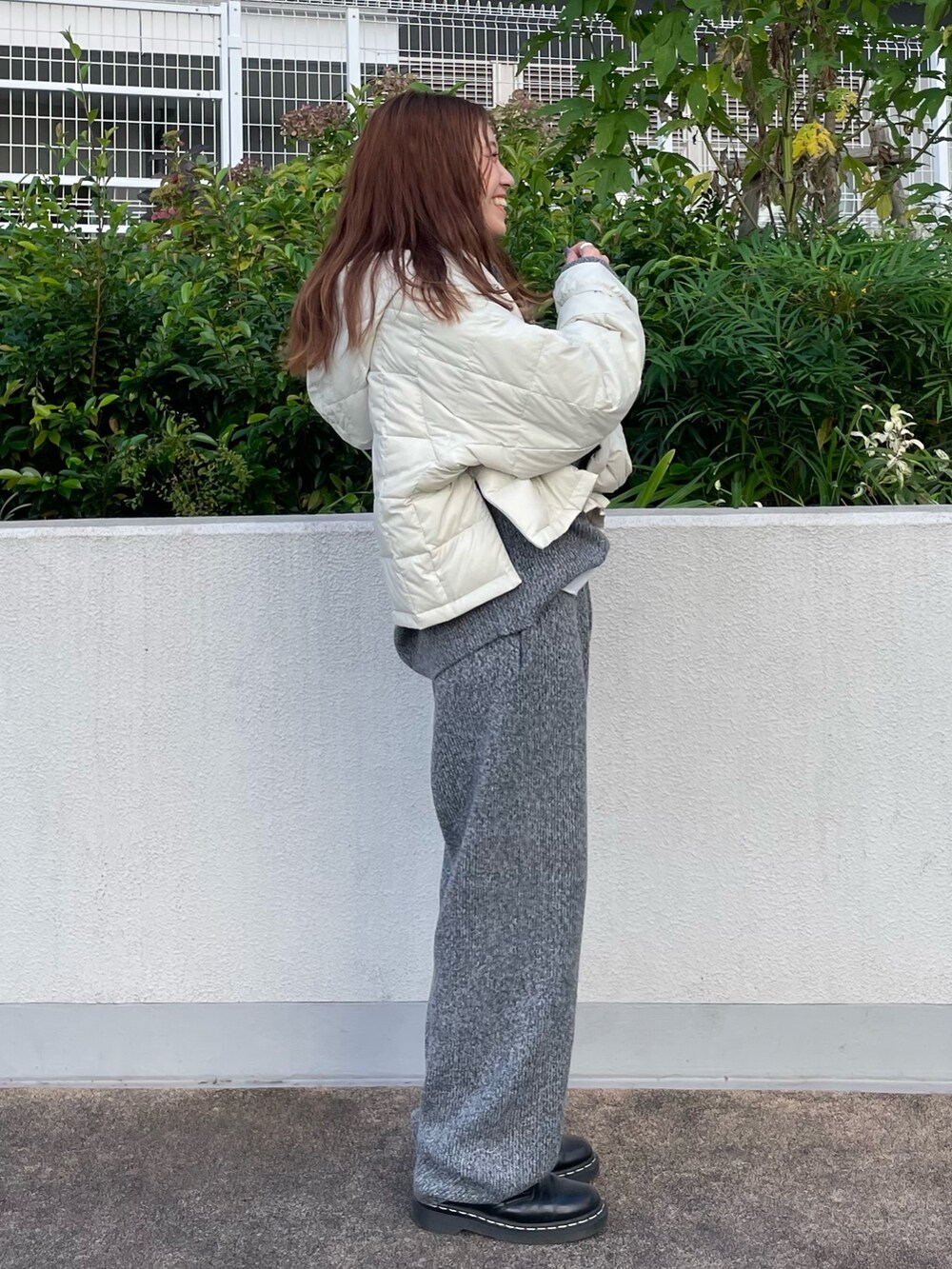 グレー系のブルゾン、グレー系のニット/セーター、ブラウン系のその他パンツを着用したレディースの秋コーディネートの3枚目の写真