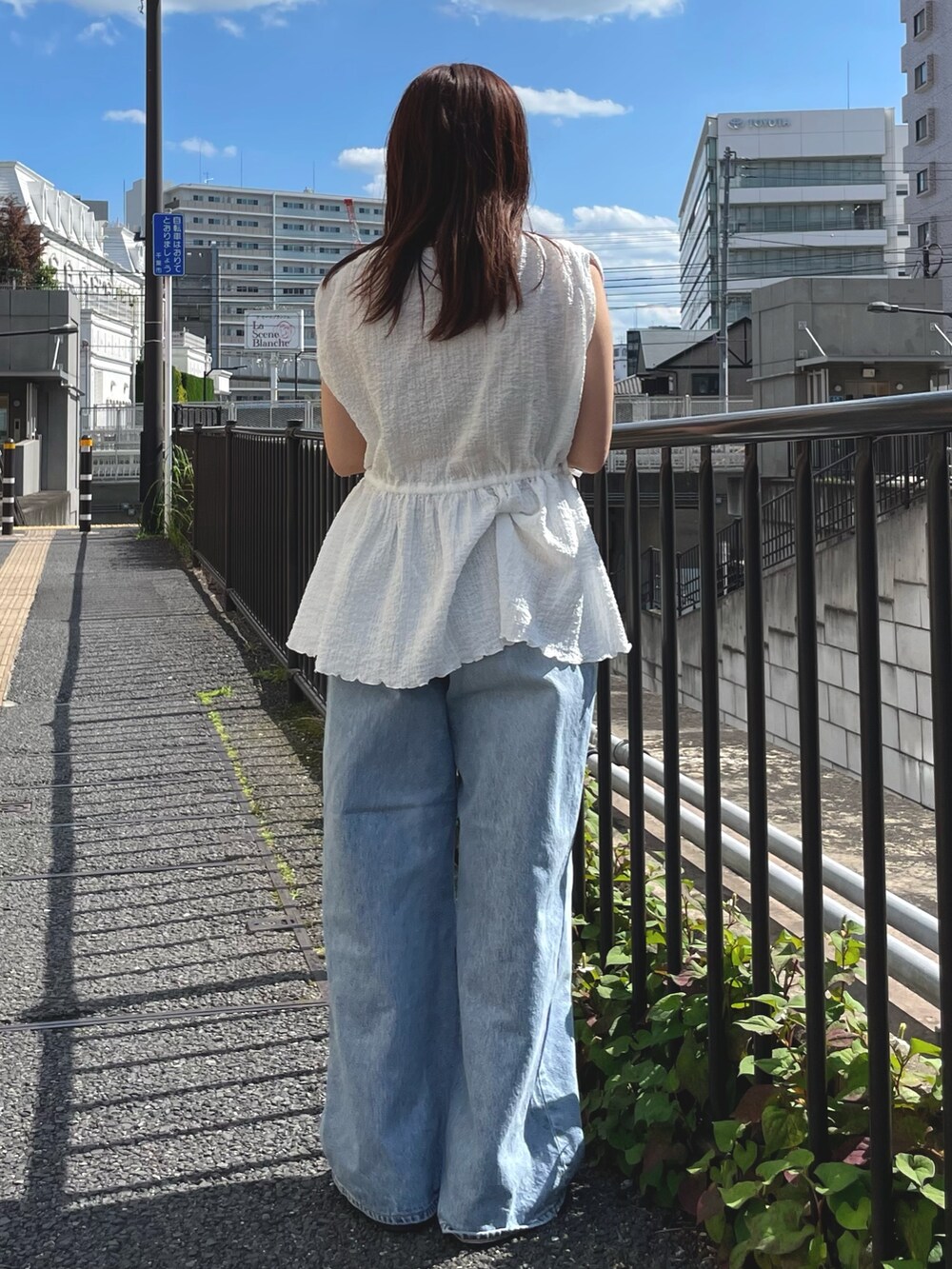 ホワイト系のシャツ/ブラウス、ブルー系のデニムパンツを着用したレディースの夏コーディネートの3枚目の写真