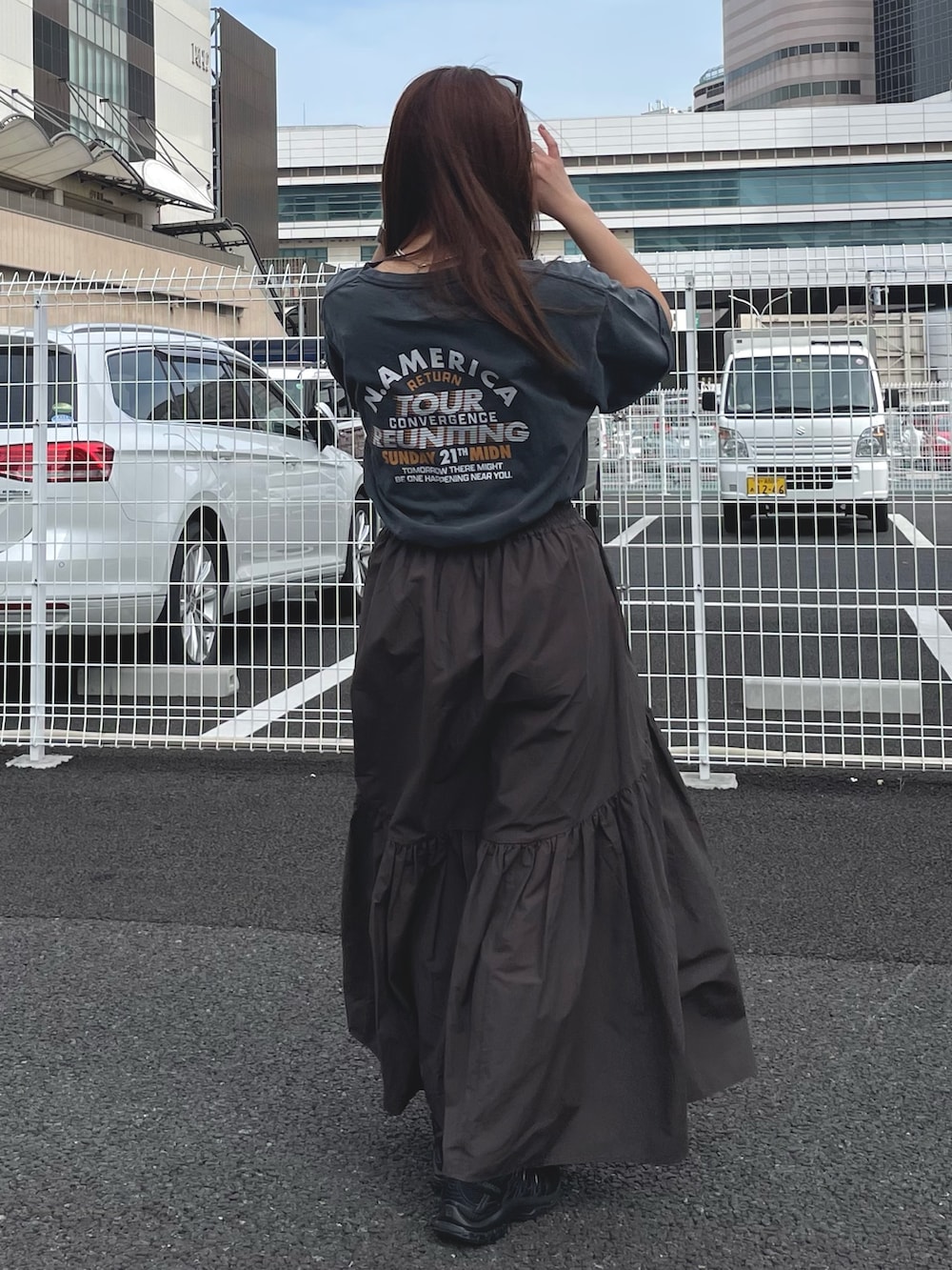 グレー系のTシャツ/カットソー、グレー系のスカートを着用したレディースの春コーディネートの3枚目の写真