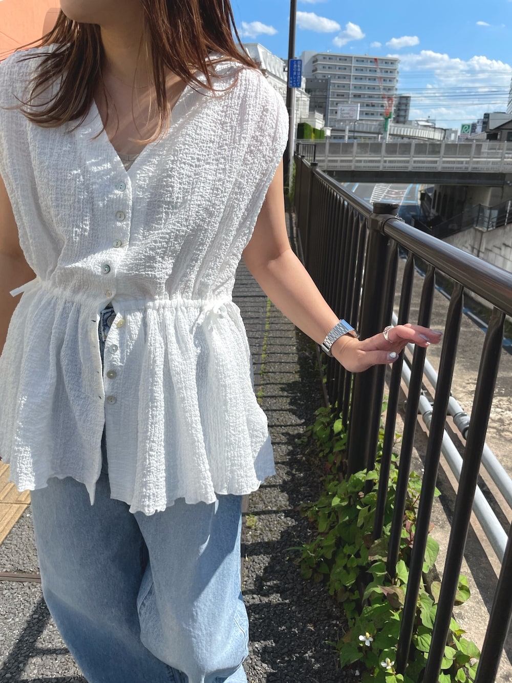 ホワイト系のシャツ/ブラウス、ブルー系のデニムパンツを着用したレディースの夏コーディネートの6枚目の写真