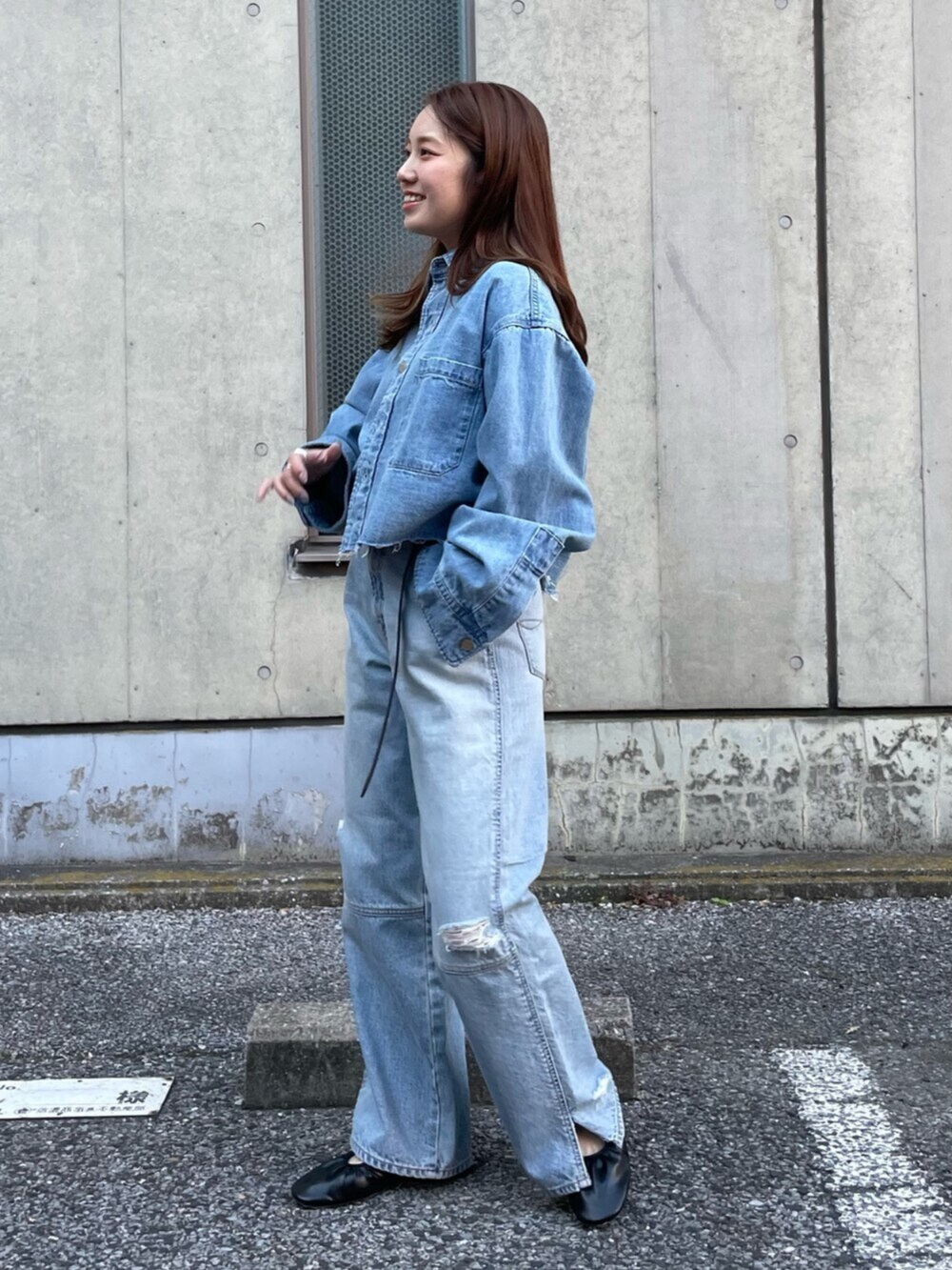 ブルー系のシャツ/ブラウス、ブルー系のデニムパンツ、ブラック系のバレエシューズを着用したレディースの冬コーディネートの2枚目の写真