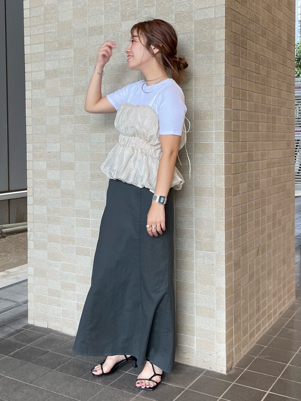 ホワイト系のTシャツ/カットソー、グレー系のスカートを着用したレディースの夏コーディネートの2枚目の写真