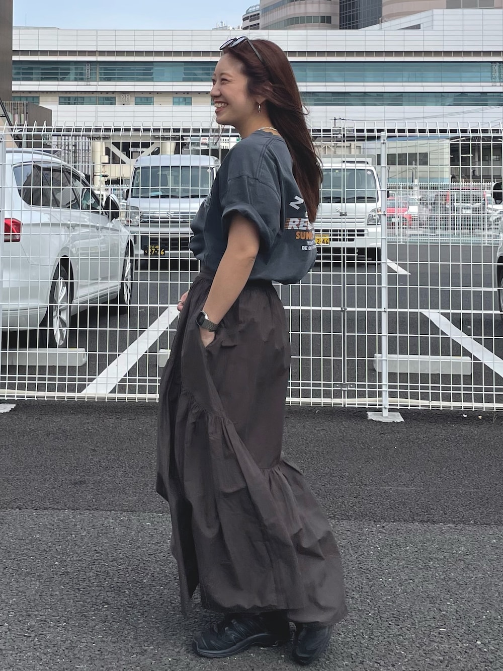 グレー系のTシャツ/カットソー、グレー系のスカートを着用したレディースの春コーディネートの2枚目の写真