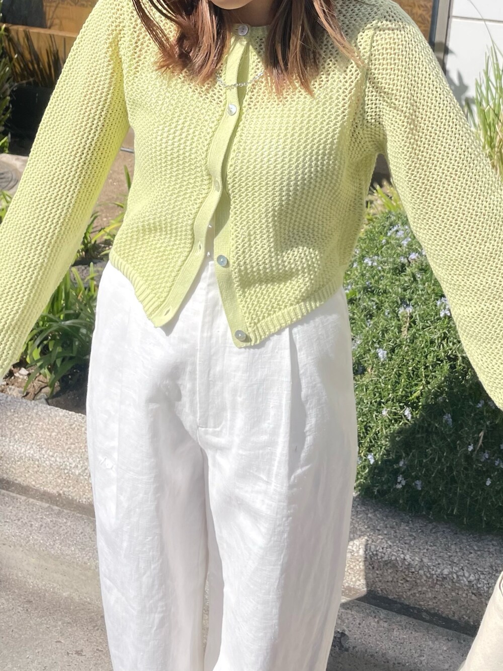 グリーン系のカーディガン/ボレロ、ホワイト系のその他パンツ、グリーン系のトートバッグを着用したレディースの春コーディネートの7枚目の写真