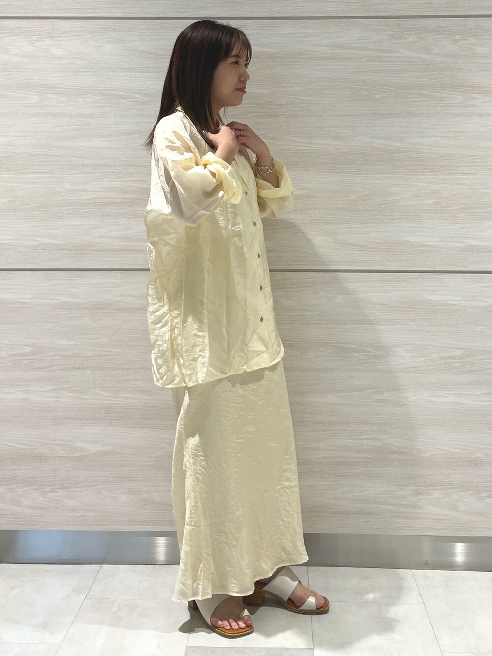 ホワイト系のシャツ/ブラウス、ホワイト系のスカート、ホワイト系のサンダルを着用したレディースの春コーディネートの6枚目の写真