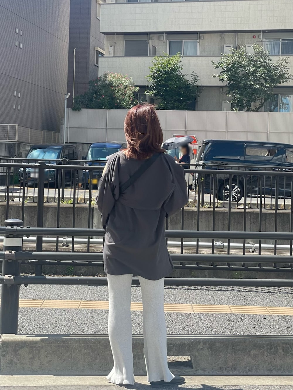 グレー系のTシャツ/カットソー、ブラック系のショルダーバッグ、グレー系のその他パンツを着用したレディースの秋コーディネートの3枚目の写真