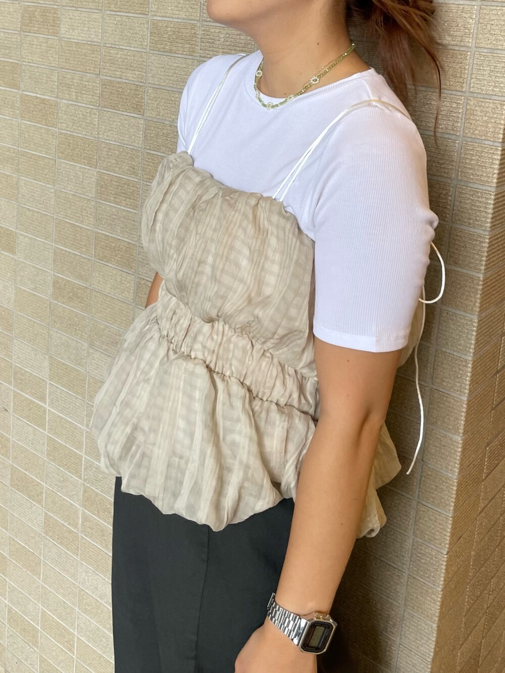 ホワイト系のTシャツ/カットソー、グレー系のスカートを着用したレディースの夏コーディネートの5枚目の写真