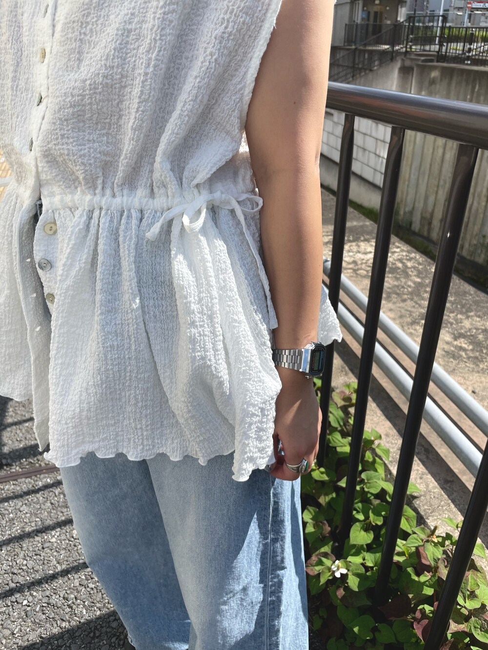 ホワイト系のシャツ/ブラウス、ブルー系のデニムパンツを着用したレディースの夏コーディネートの5枚目の写真