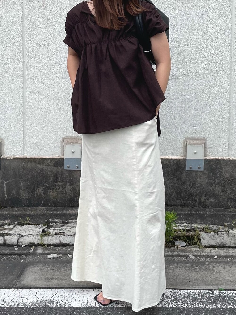 ブラウン系のシャツ/ブラウス、ホワイト系のスカートを着用したレディースの夏コーディネートの4枚目の写真