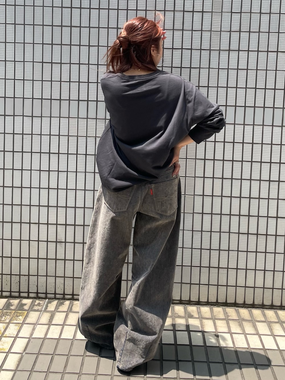 グレー系のTシャツ/カットソー、ベージュ系のデニムパンツを着用したレディースの夏コーディネートの3枚目の写真