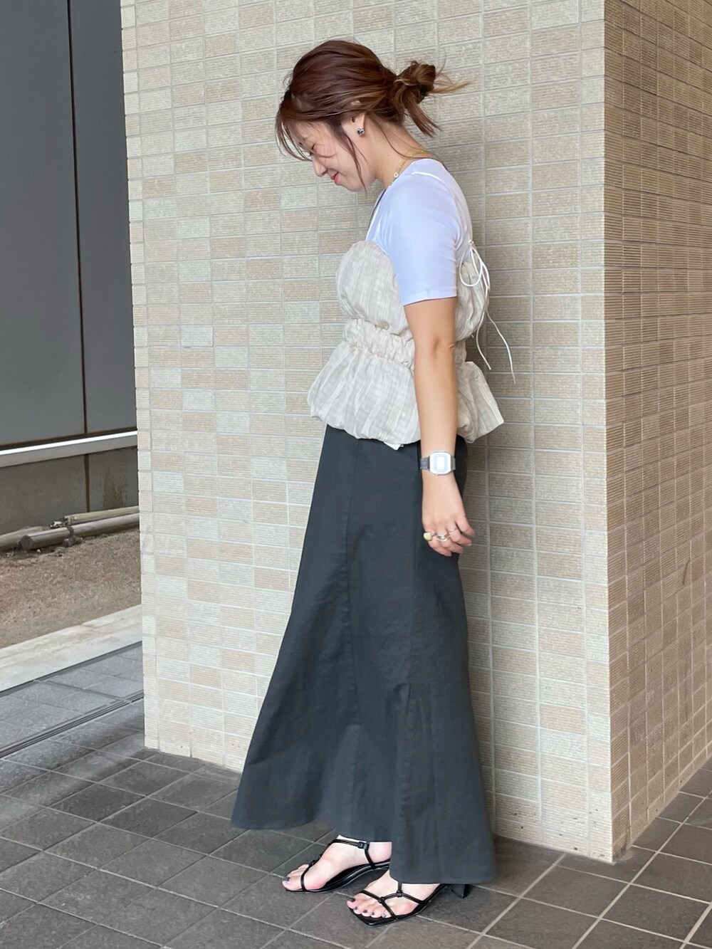 ホワイト系のTシャツ/カットソー、グレー系のスカートを着用したレディースの夏コーディネートの3枚目の写真