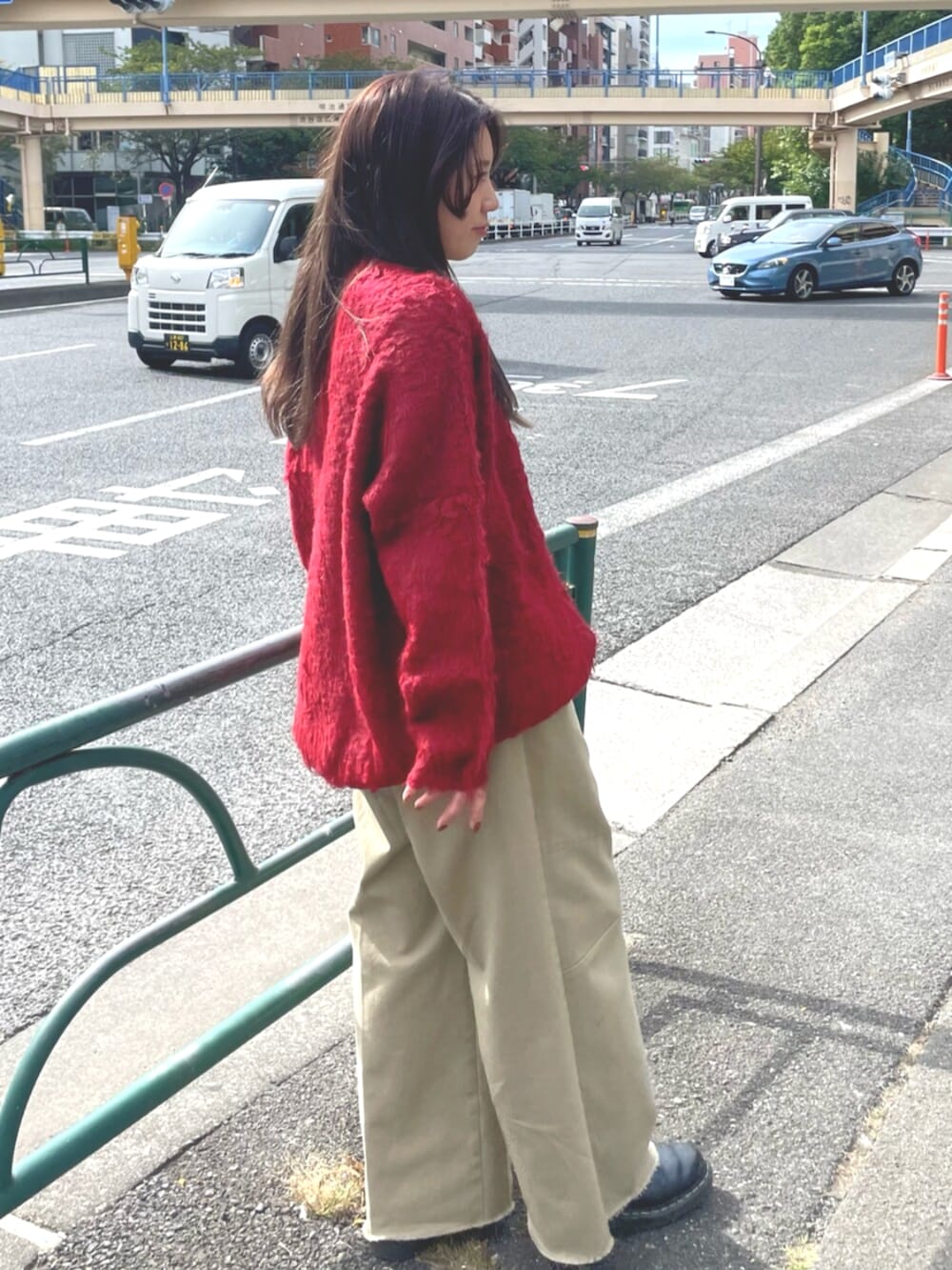 レッド系のカーディガン/ボレロ、ベージュ系のその他パンツを着用したレディースの秋コーディネートの2枚目の写真