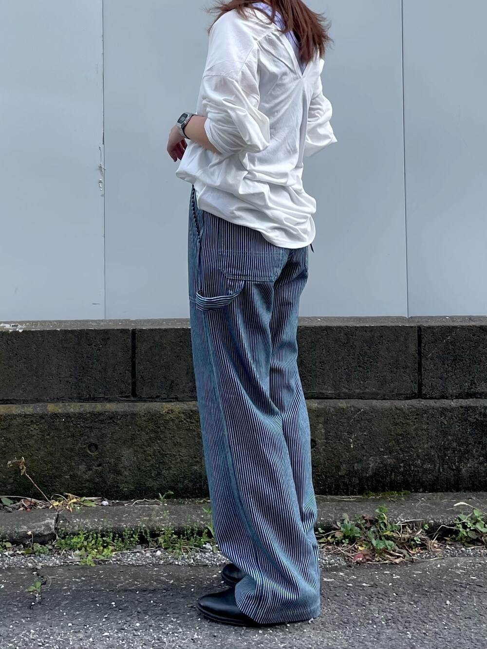 パープル系のTシャツ/カットソー、ホワイト系のTシャツ/カットソー、その他のデニムパンツを着用したレディースの冬コーディネートの4枚目の写真