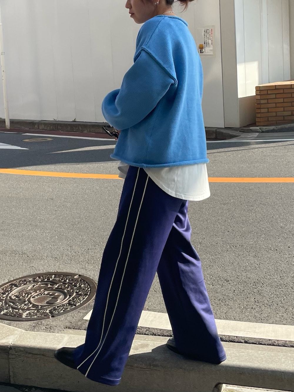 ブルー系のニット/セーター、ホワイト系のTシャツ/カットソー、ブルー系のその他パンツを着用したレディースの秋コーディネートの3枚目の写真